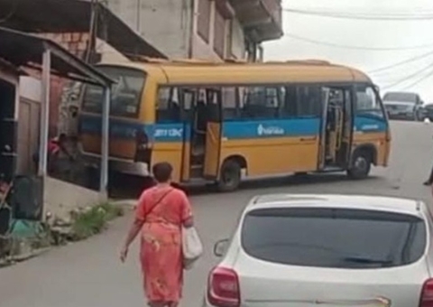 Micro-ônibus Desgovernado Atinge Residência em Manaus Após Perda de Freio em Ladeira