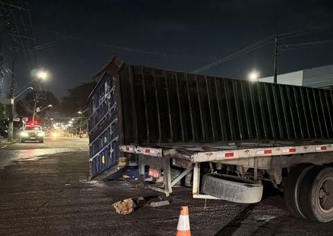 Acidente com Contêiner Bloqueia Parcialmente Via Importante na Zona Sul de Manaus