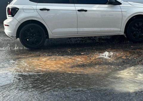 Vazamento da Águas de Manaus Causa Transtornos e Prejuízos no Parque 10, Manaus