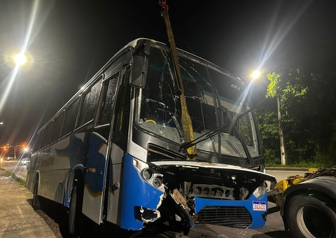 Ônibus invade mureta de proteção na Avenida das Torres, em Manaus
