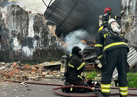 Incêndio de Grandes Proporções Destrói Galpão de Colchões e Atinge Imóveis na Zona Sul de Manaus