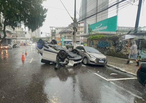 Médica Fica Ferida Após Carro Capotar em Acidente na Avenida Joaquim Nabuco, em Manaus