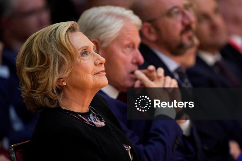 Hillary Clinton diz a comitê do Congresso que não tem informações sobre Epstein