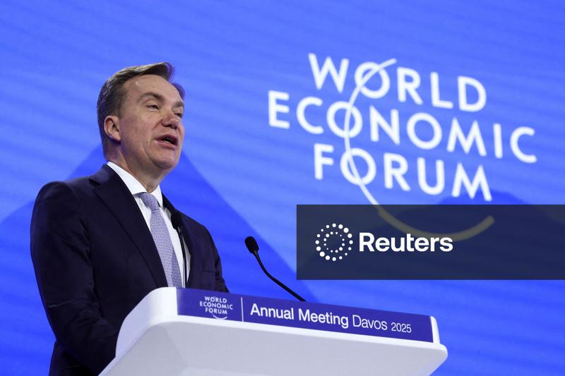 Presidente-executivo do Fórum Econômico Mundial deixa cargo após investigação por laços com Epstein