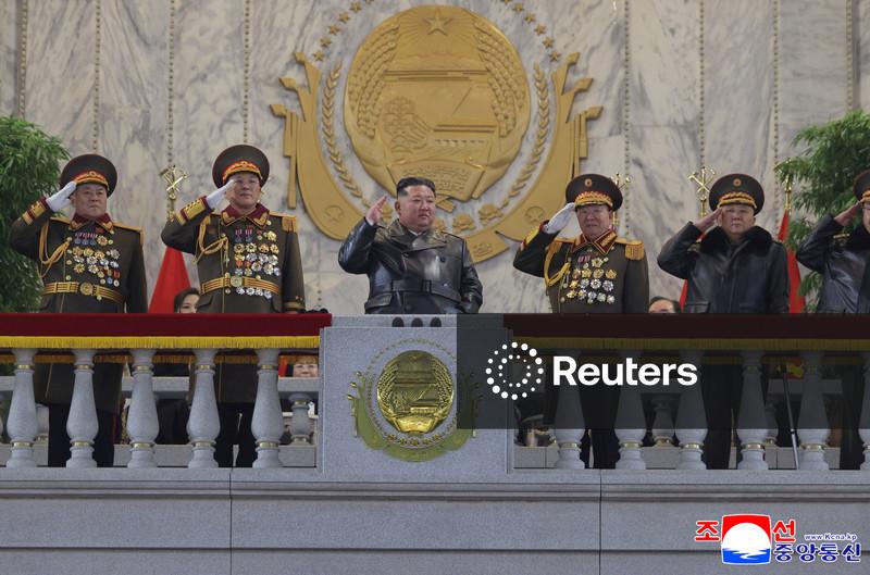 Líder norte-coreano promete mais armas nucleares e Congresso encerra com desfile militar