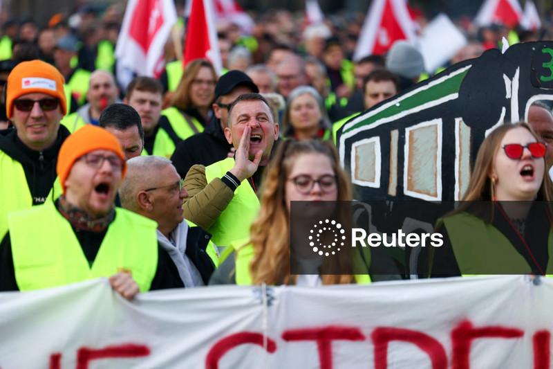 Ônibus e trens param em toda Alemanha em início de greve de dois dias