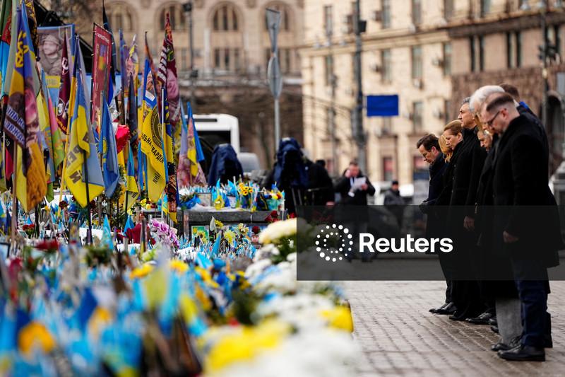 Líderes europeus prometem apoio à Ucrânia enquanto a guerra entra no quinto ano