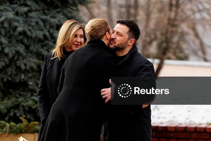 Zelenskiy cumprimenta primeira-ministra dinamarquesa, Mette Frederiksen, em Kiev