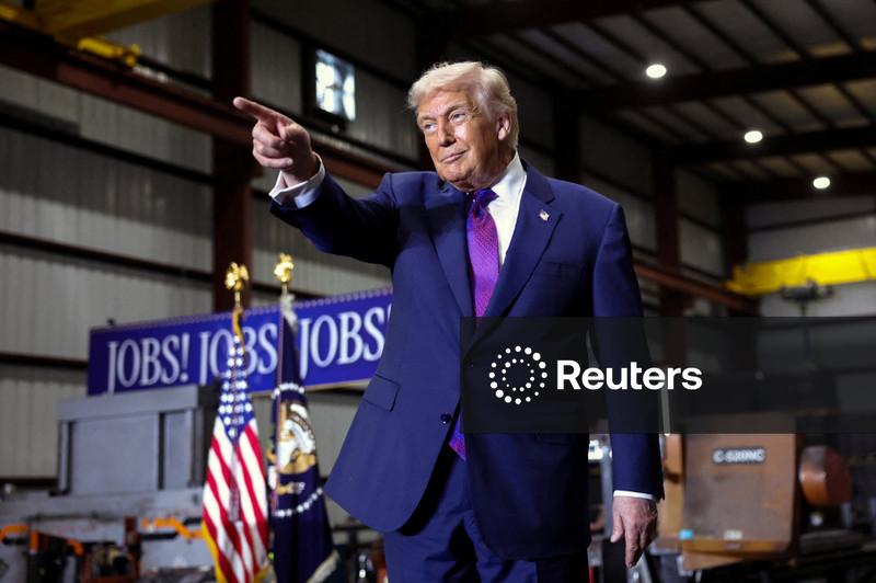 Norte-americanos duvidam de "era de ouro" econômica citada por Trump, mostra pesquisa Reuters/Ipsos