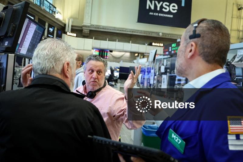 Wall Street marca quedas mensais por combinação de incerteza sobre IA, tarifas e geopolítica