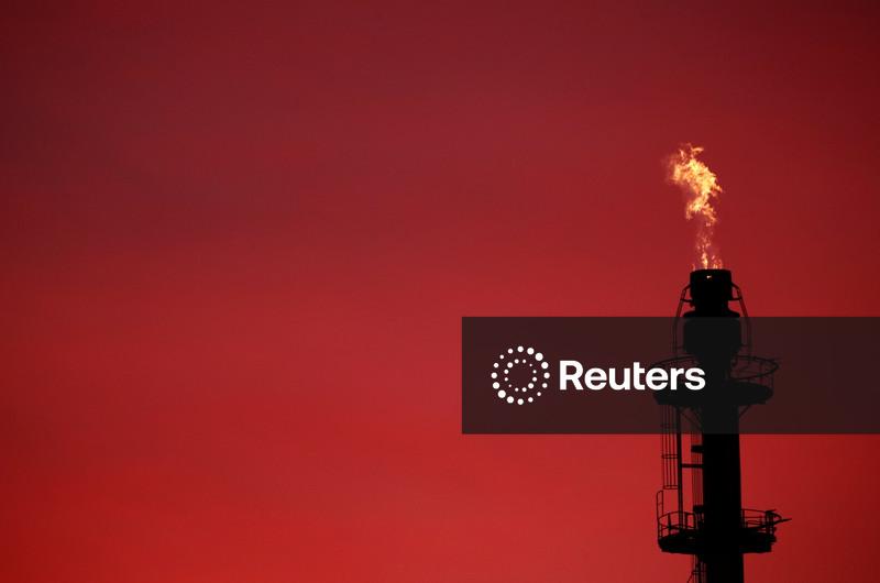 Opep+ deve considerar aumento de 137.000 bpd na produção de petróleo para abril, segundo fontes