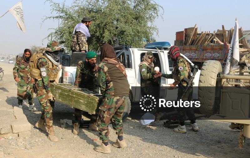 Paquistão bombardeia alvos em cidades afegãs, ministro chama de "guerra aberta"