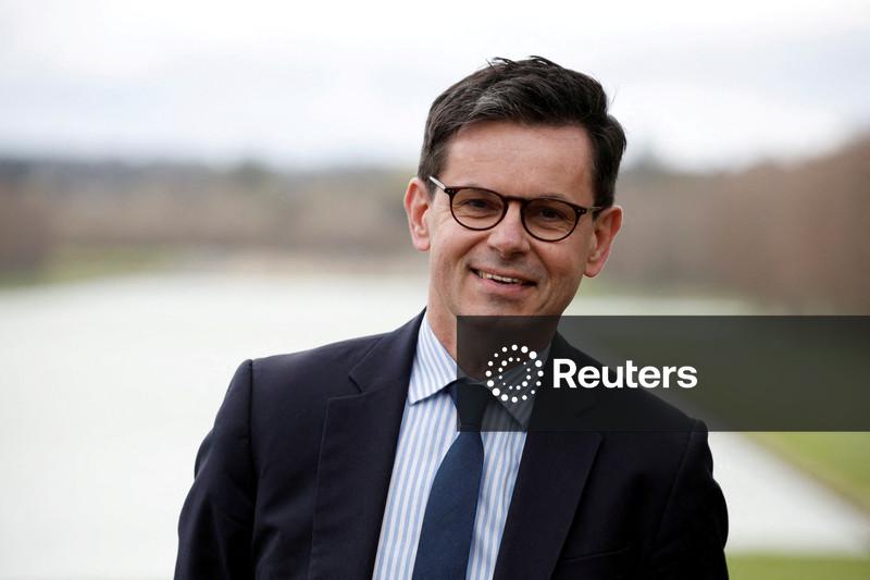 França encarrega diretor de Versalhes de reformar o Museu do Louvre após roubo