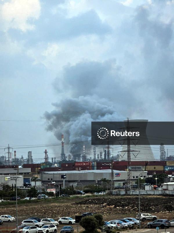 Ataque iraniano atinge refinaria de petróleo israelense em Haifa, com alguns danos relatados