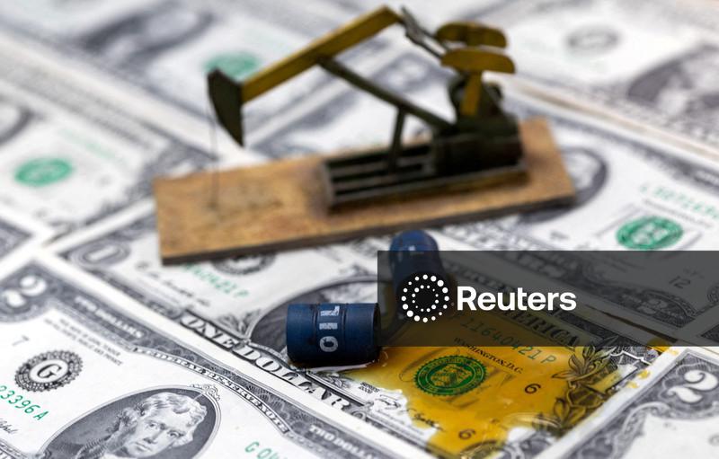 Brent tem alta mensal recorde; petróleo dos EUA vai acima de US$100