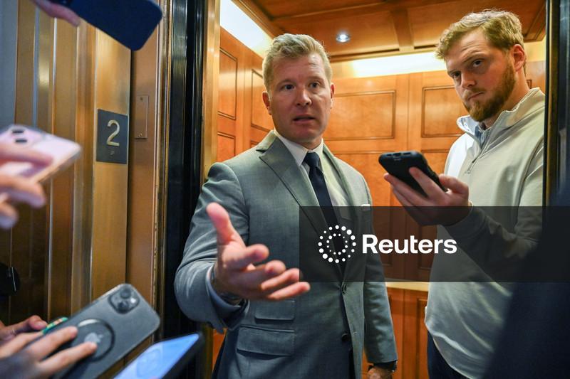 Manifestante contra a guerra é ferido em confronto com polícia do Capitólio e senador