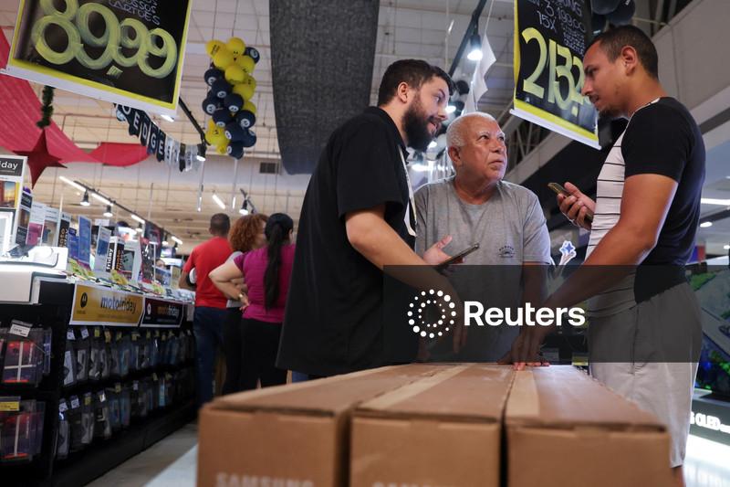 Confiança do consumidor no Brasil tem alta em março após dois meses de queda, diz FGV