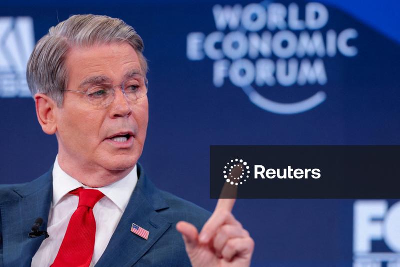 Mercado de petróleo está bem abastecido, controle de Ormuz deve mudar com o tempo, diz Bessent