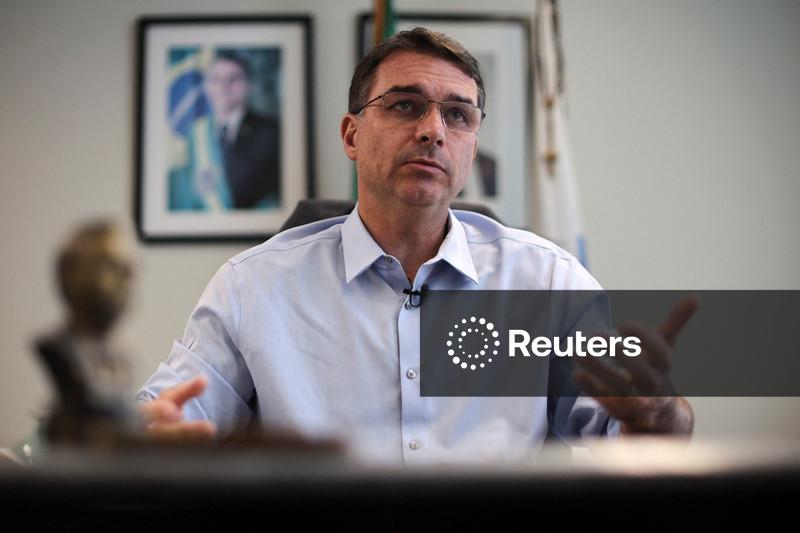 Flávio diz que Bolsonaro segue para hospital após sofrer calafrios e vômitos