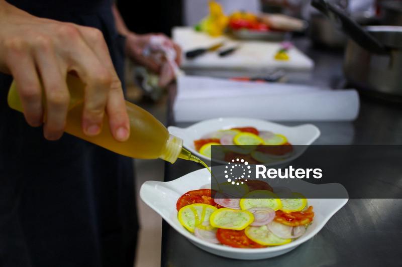 Crescimento de serviços na zona do euro acelera em fevereiro com melhora da demanda, mostra PMI