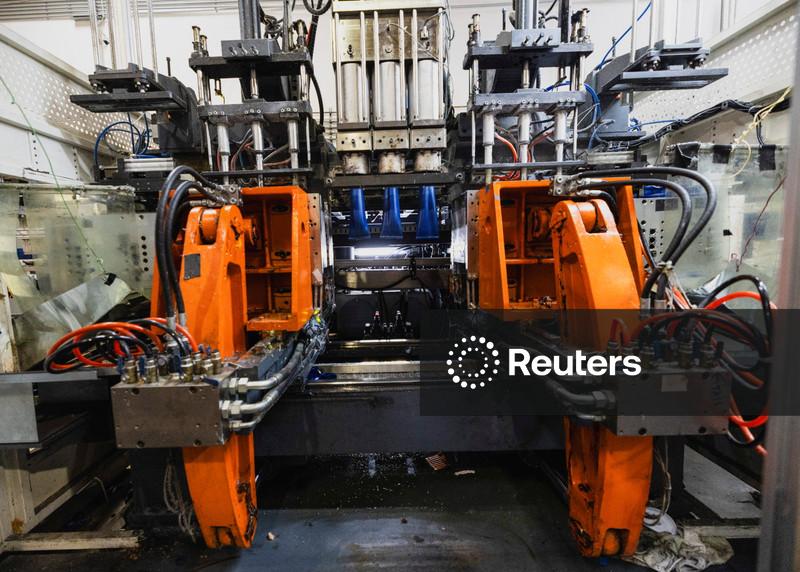 Setor manufatureiro dos EUA cresce em fevereiro; preços dos insumos sobem