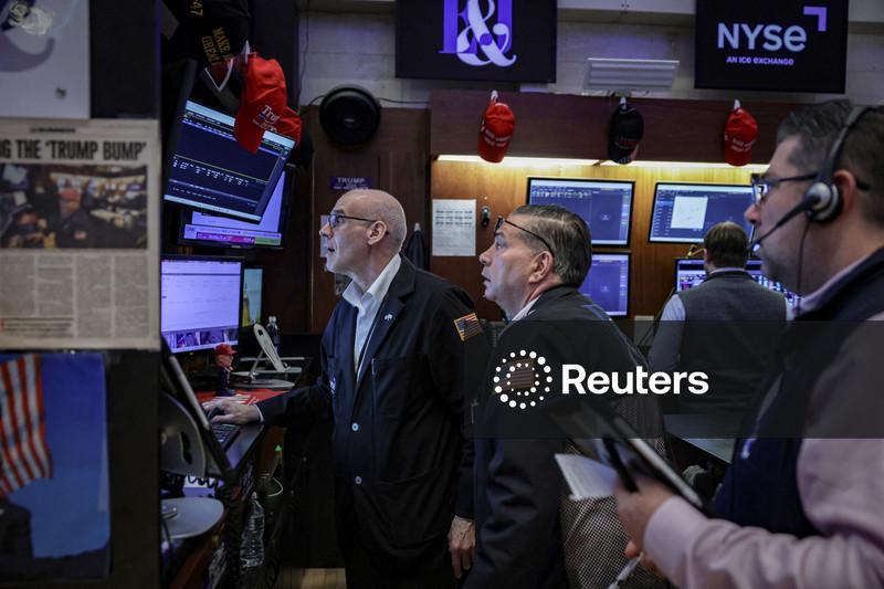 Wall St abre em baixa após adiamento de ataques ao Irã oferecerem calma limitada