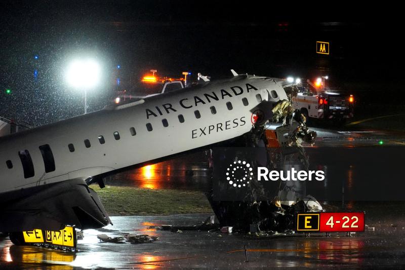 Avião de passageiros colide com caminhão de bombeiros em Nova York, matando os dois pilotos