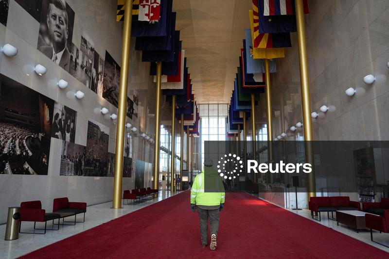 Trump mistura conversa sobre guerra do Irã com reforma do Kennedy Center em reunião do conselho