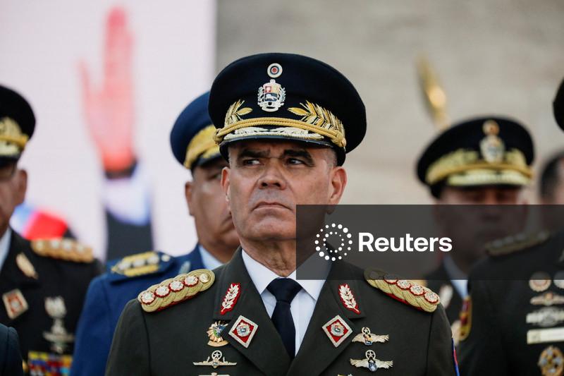 Presidente interina da Venezuela substitui ministro da Defesa de longa data