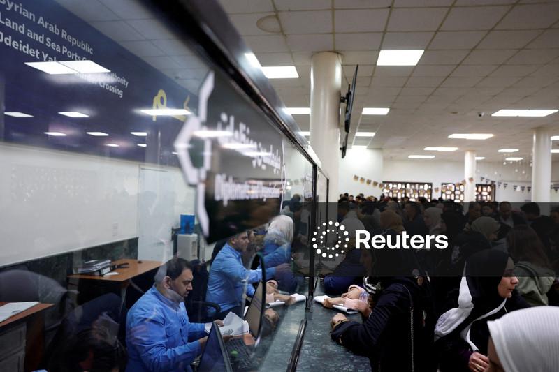 Síria envia milhares de soldados para a fronteira com o Líbano, dizem fontes