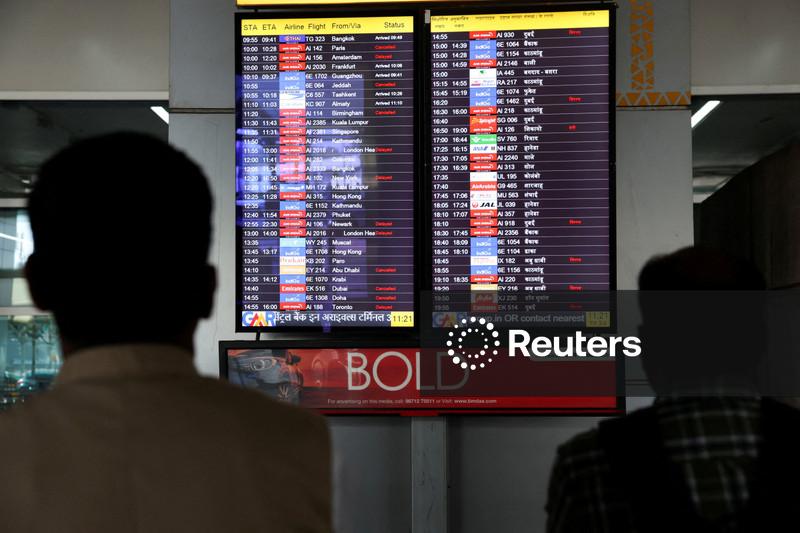 Mais voos de repatriação devem partir do Oriente Médio; espaço aéreo fechado retém milhares