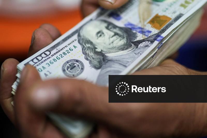 Dólar segue exterior e sobe na abertura com guerra no Oriente Médio no foco