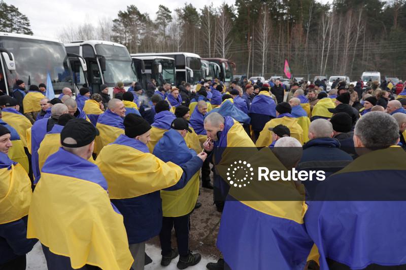 Zelenskiy visita frente oriental enquanto Ucrânia e Rússia trocam prisioneiros de guerra