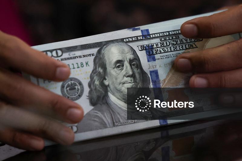Dólar tem alta leve com guerra no Irã e pesquisa eleitoral no Brasil no foco
