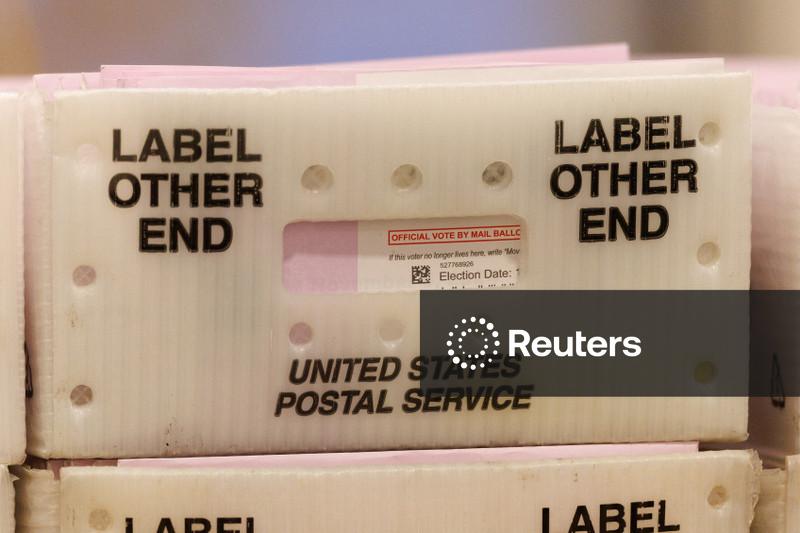 Trump vota pelo correio enquanto chama a votação pelo correio de "trapaça"