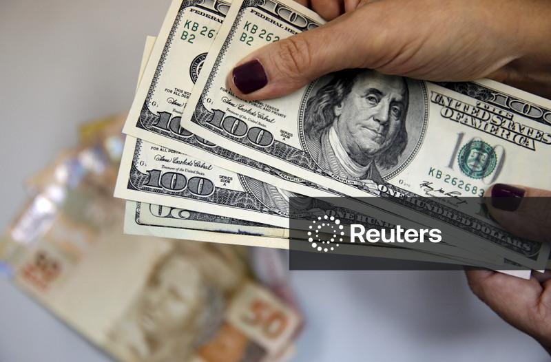Dólar fecha quase estável no Brasil com guerra no Oriente Médio no foco