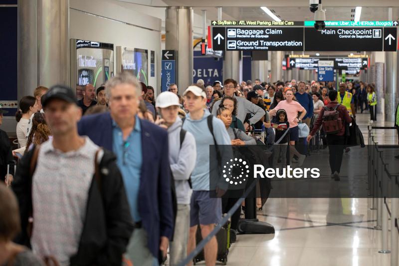 Senado dos EUA vota para restaurar financiamento da segurança aeroportuária, mas disputa sobre imigração continua