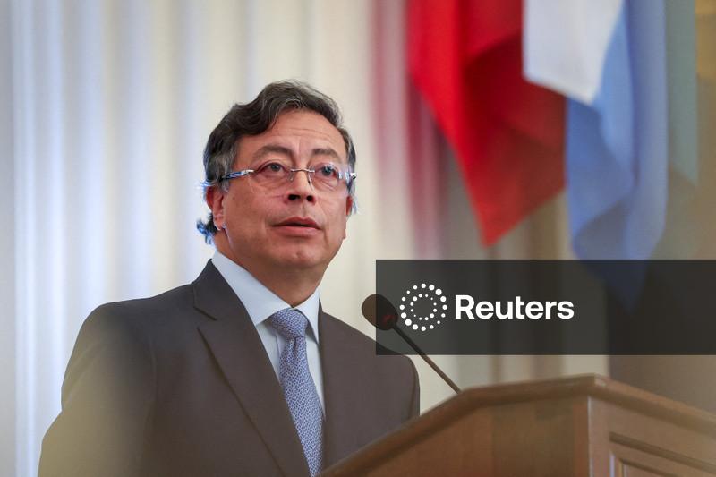 Presidente da Colômbia diz que bombardeios na fronteira com Equador deixaram 27 corpos carbonizados