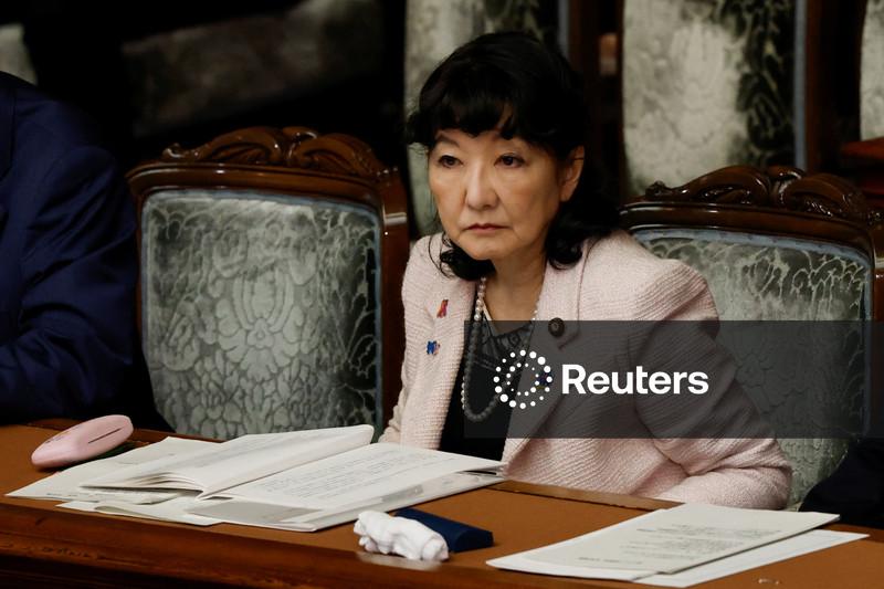 Japão está pronto para agir contra oscilações bruscas do iene, diz ministra  das Finanças