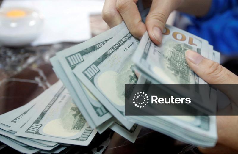 Dólar sobe na abertura no Brasil após ataques dos EUA ao Irã