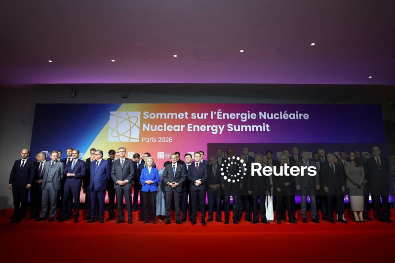 Ativistas do Greenpeace invadem palco de cúpula nuclear na França e confrontam Macron