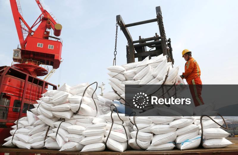 China restringe exportações de fertilizantes, prejudicando oferta já apertada pela guerra
