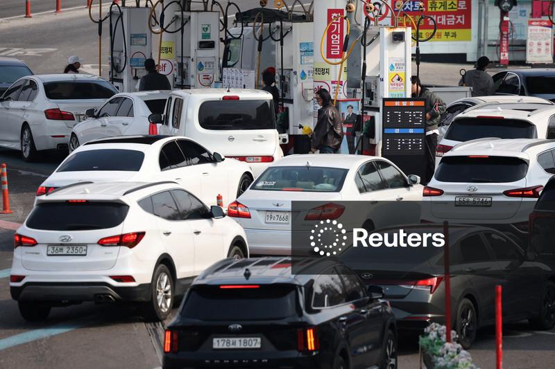 Petróleo se encaminha para aumento recorde com escalada da guerra com Irã