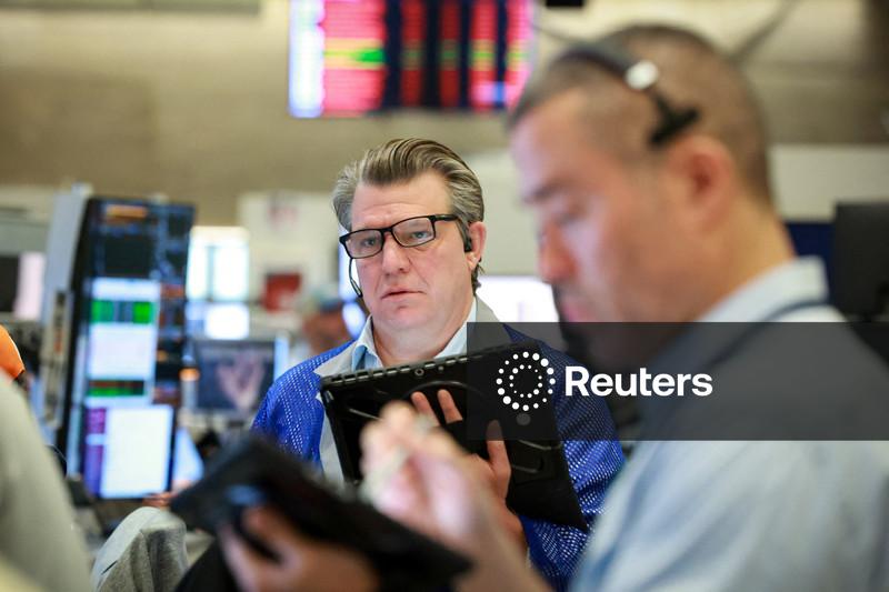 Wall St abre em baixa enquanto investidores monitoram tensões entre EUA e  Irã