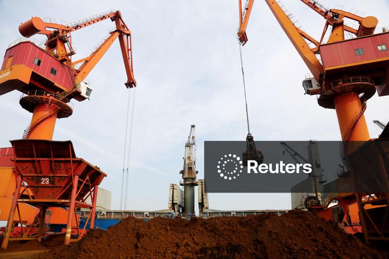 Minério de ferro oscila em meio a custos de combustível em alta e estoques portuários elevados