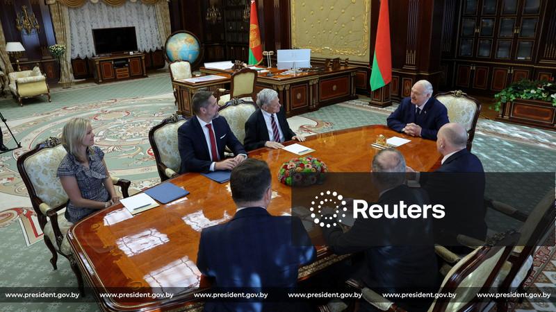 Presidente de Belarus liberta 250 presos conforme EUA removem mais sanções