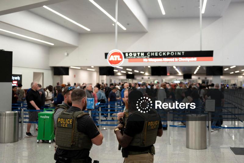 Agentes do ICE são enviados a mais de uma dezena de aeroportos dos EUA em meio a falta de pessoal