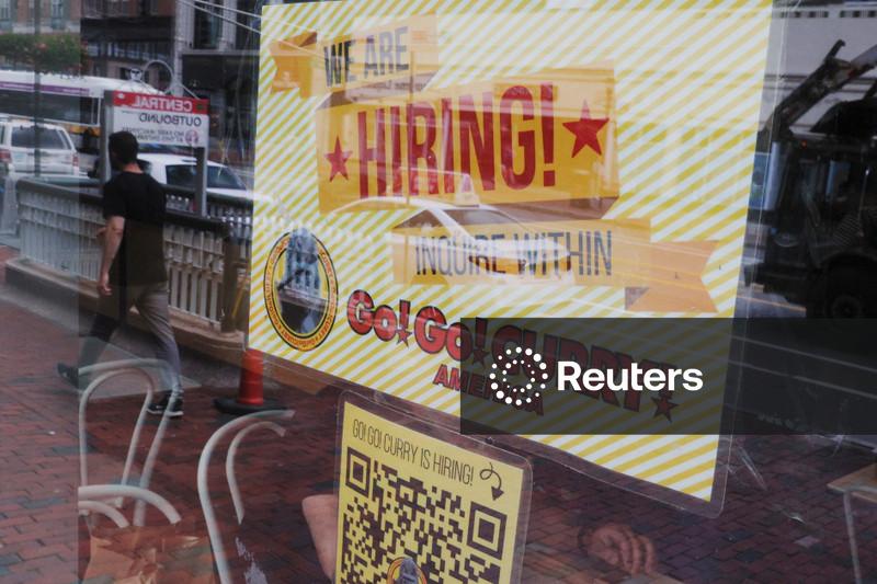 Pedidos de auxílio-desemprego nos EUA ficam estáveis; demissões caem  55% em fevereiro