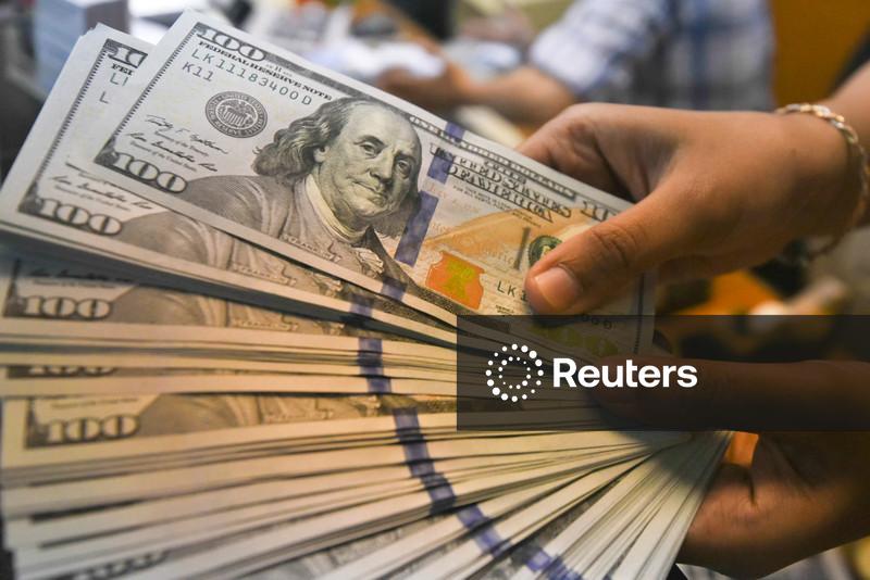 Dólar fecha quase estável no Brasil com guerra no Oriente Médio no foco