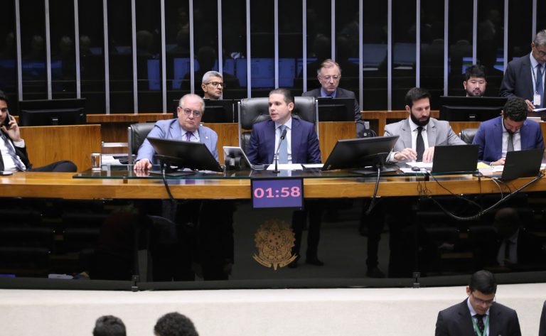 Câmara aprova regime de urgência para 12 projetos de lei